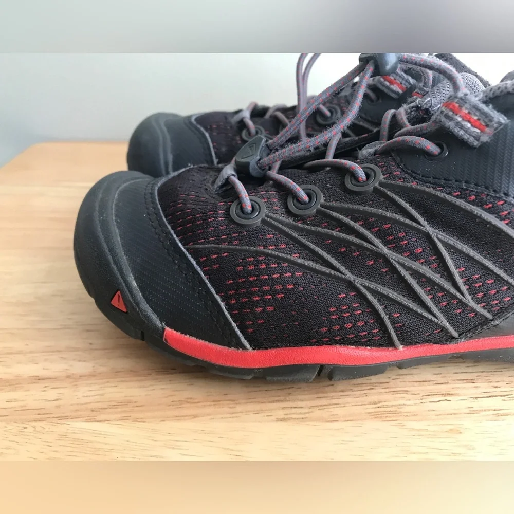 Keen Waterproof Shoes Big Kids Size: US 2 EUR 34 CM 21